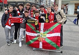 Dos noches sin dormir, vuelo retrasado, escala en Mallorca... La odisea de un grupo de nueve chavales para estar en Dortmund