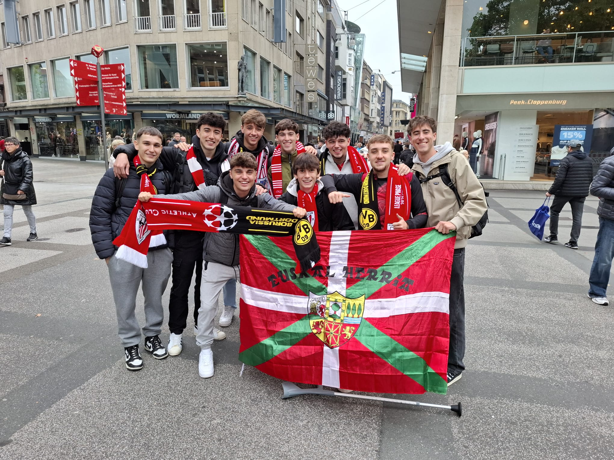 Dos noches sin dormir, vuelo retrasado, escala en Mallorca... La odisea de un grupo de nueve chavales para estar en Dortmund