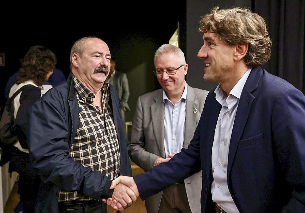 Andueza saluda al hermano de una de las víctimas del atentado del Hotel Monbar.