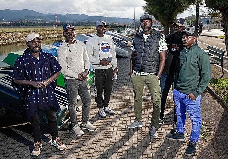 Seis de los doce senegaleses de la tripulación del 'Beti Aingeru' explican en Hondarribia su versión de los hechos.