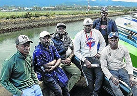 Seis de los doce senegaleses de la tripulación del 'Beti Aingeru' explican en Hondarribia su versión de los hechos.