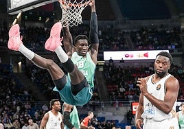 Khalifa Diop machaca el aro rival.