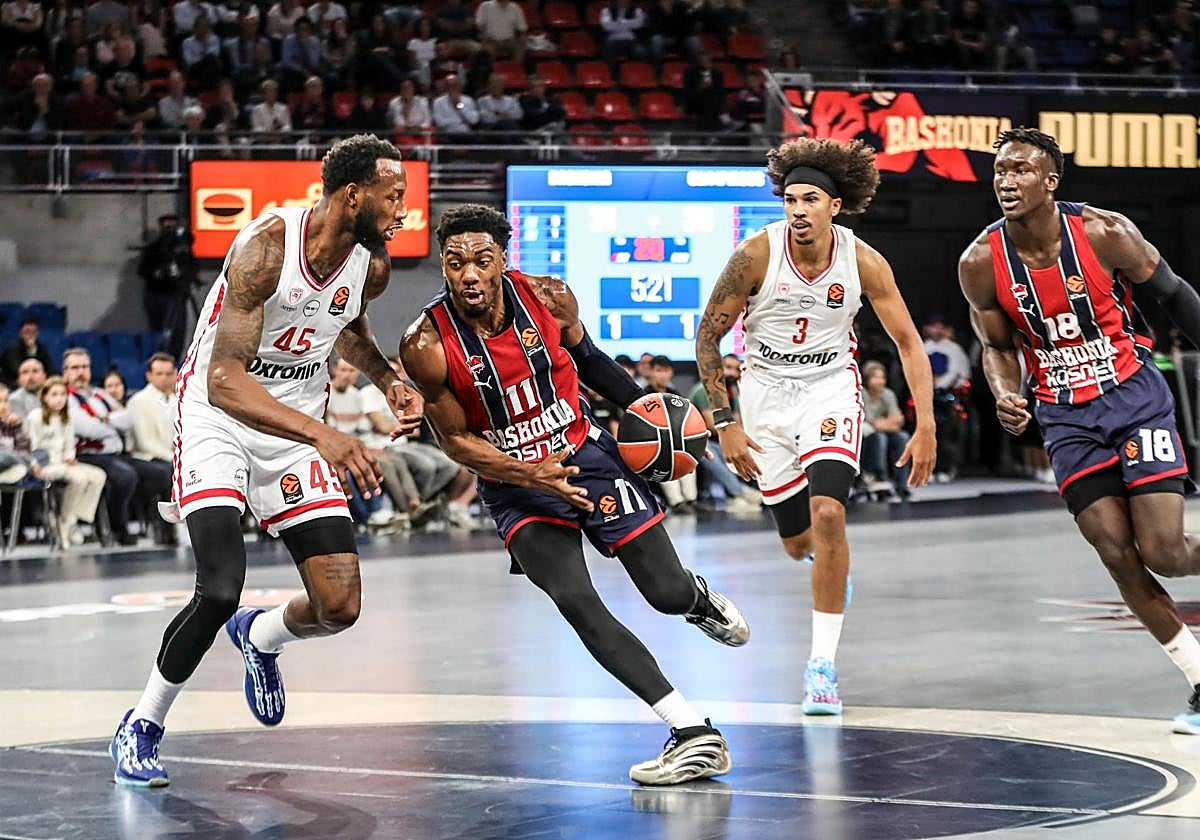 Forrest trata de superar al exbaskonista Donta Hall.