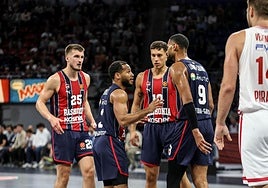 El debutante Nowell dialoga con sus compañeros durante el partido.