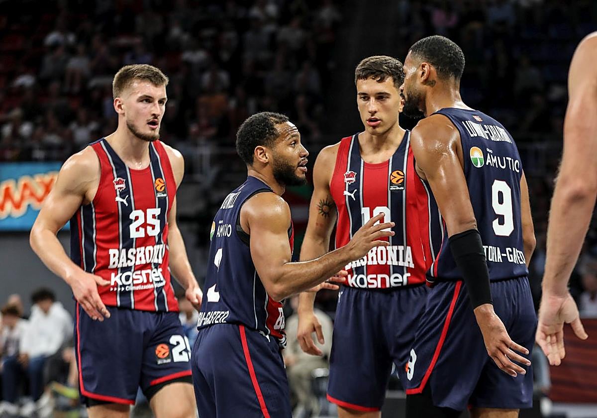 El debutante Nowell dialoga con sus compañeros durante el partido.