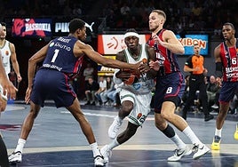 Diakite y Sedekerskis tratan de frenar a Nunn.