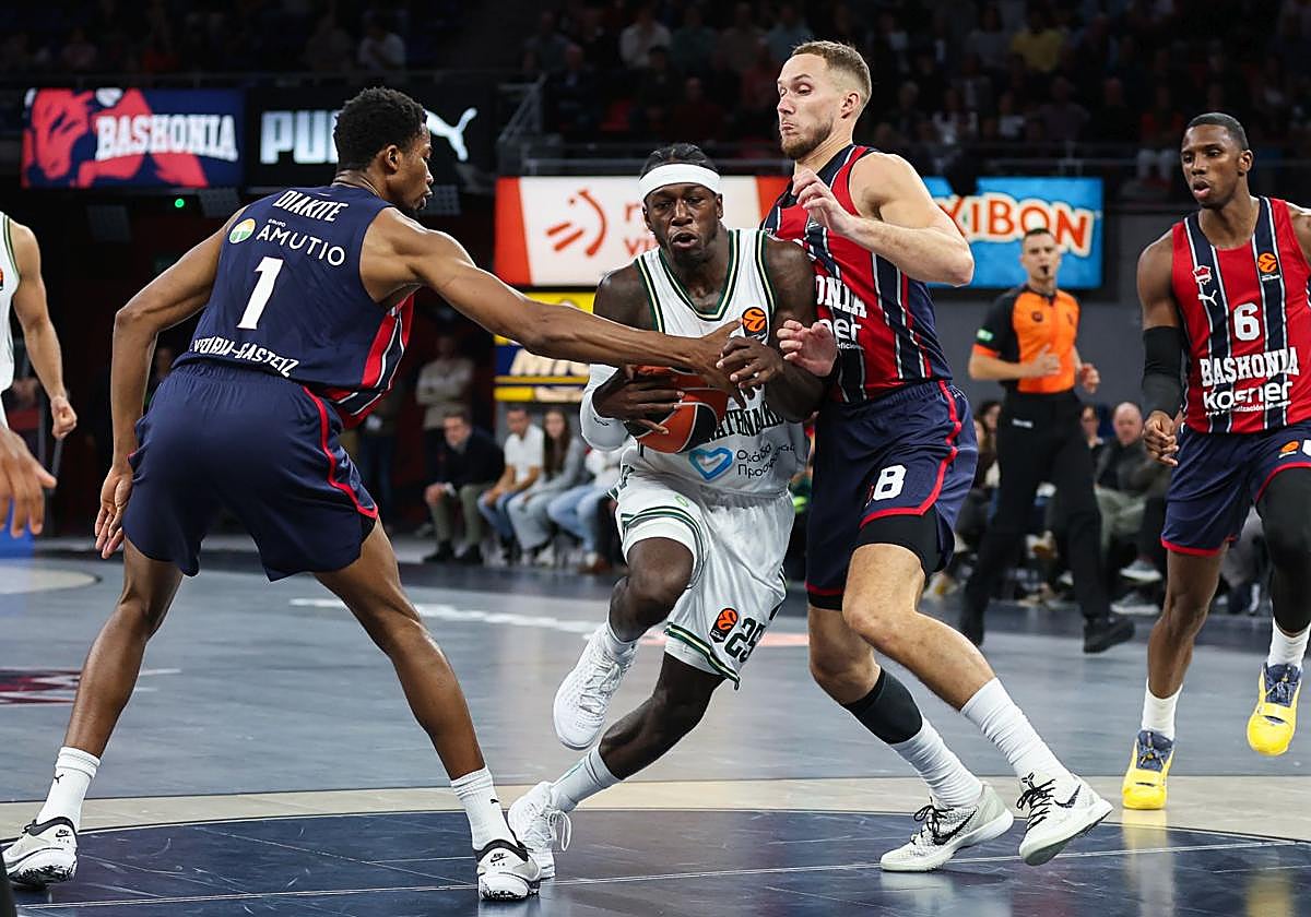 Diakite y Sedekerskis tratan de frenar a Nunn.