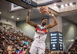 Diakite machaca la canasta del Granada.