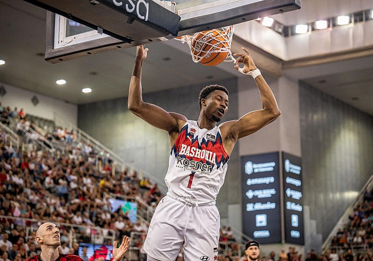 Diakite machaca la canasta del Granada.