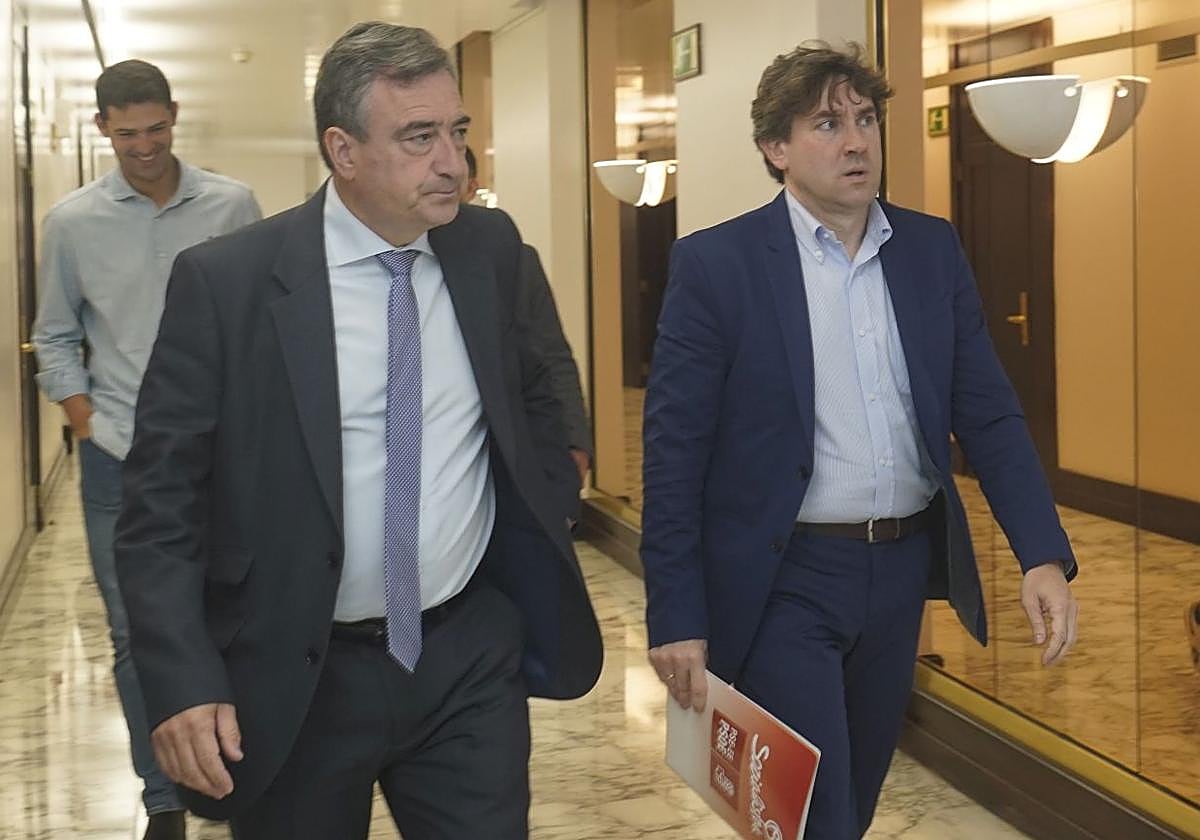 Aitor Esteban y Eneko Andueza, en los pasillos del Parlamento vasco.