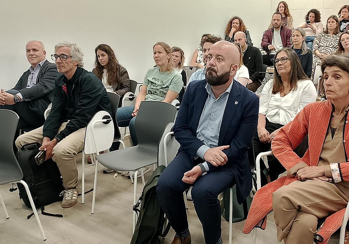 Representantes de diferentes países en la visita al Harreragune de Bilbao.