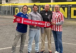 Los hinchas que estuvieron en Arabia ante el estadio del Dortmund.