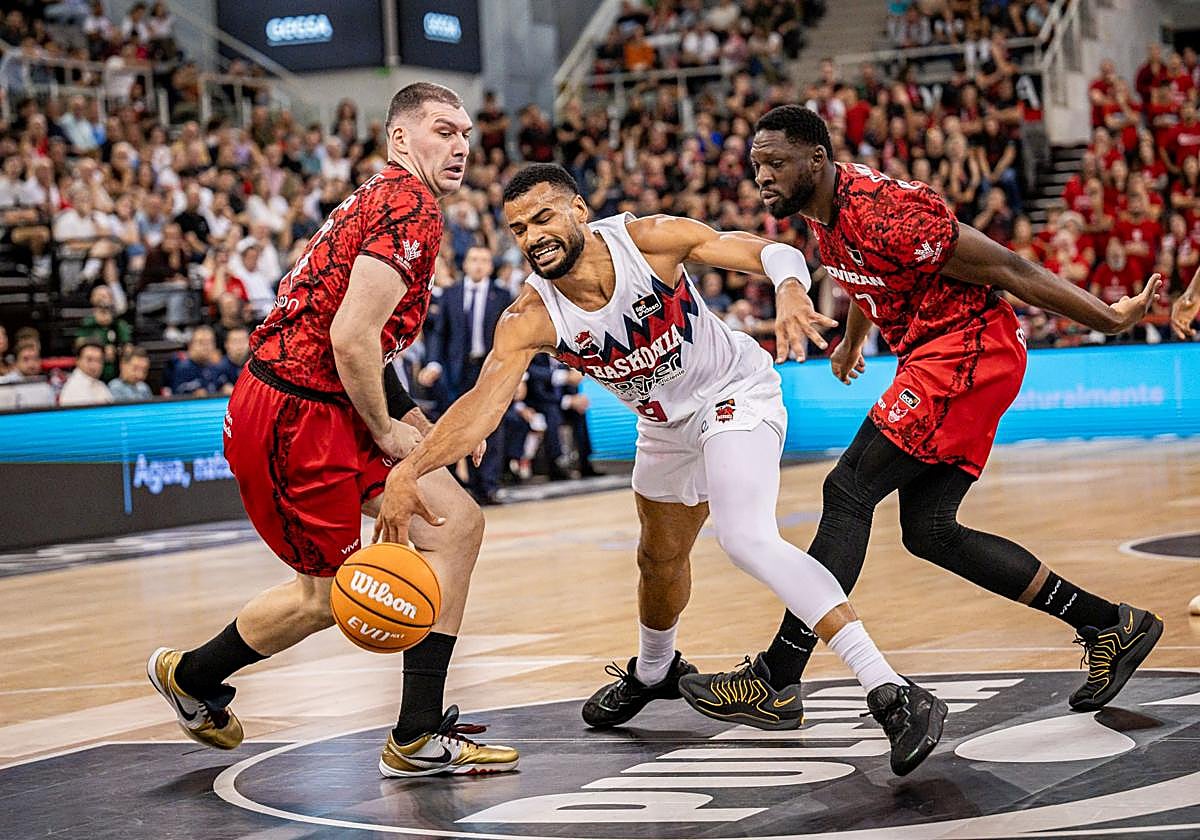 Cabarrot se estira a por un balón.