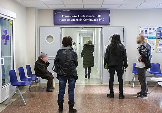 Varios pacientes en el ambulatorio de Olaguibel.