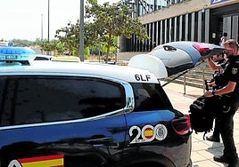 Detienen a un bilbaíno por 8 delitos de estafa y acude a declarar en un coche que nunca pagó