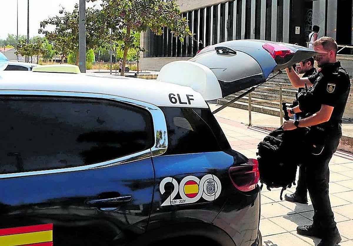 Detienen a un bilbaíno por 8 delitos de estafa y acude a declarar en un coche que nunca pagó