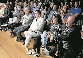 Familiares de las asesinados por los GAL en el Hotel Monbar y autoridades, en la inauguración de la exposición en la sala Lluch de Donostia.
