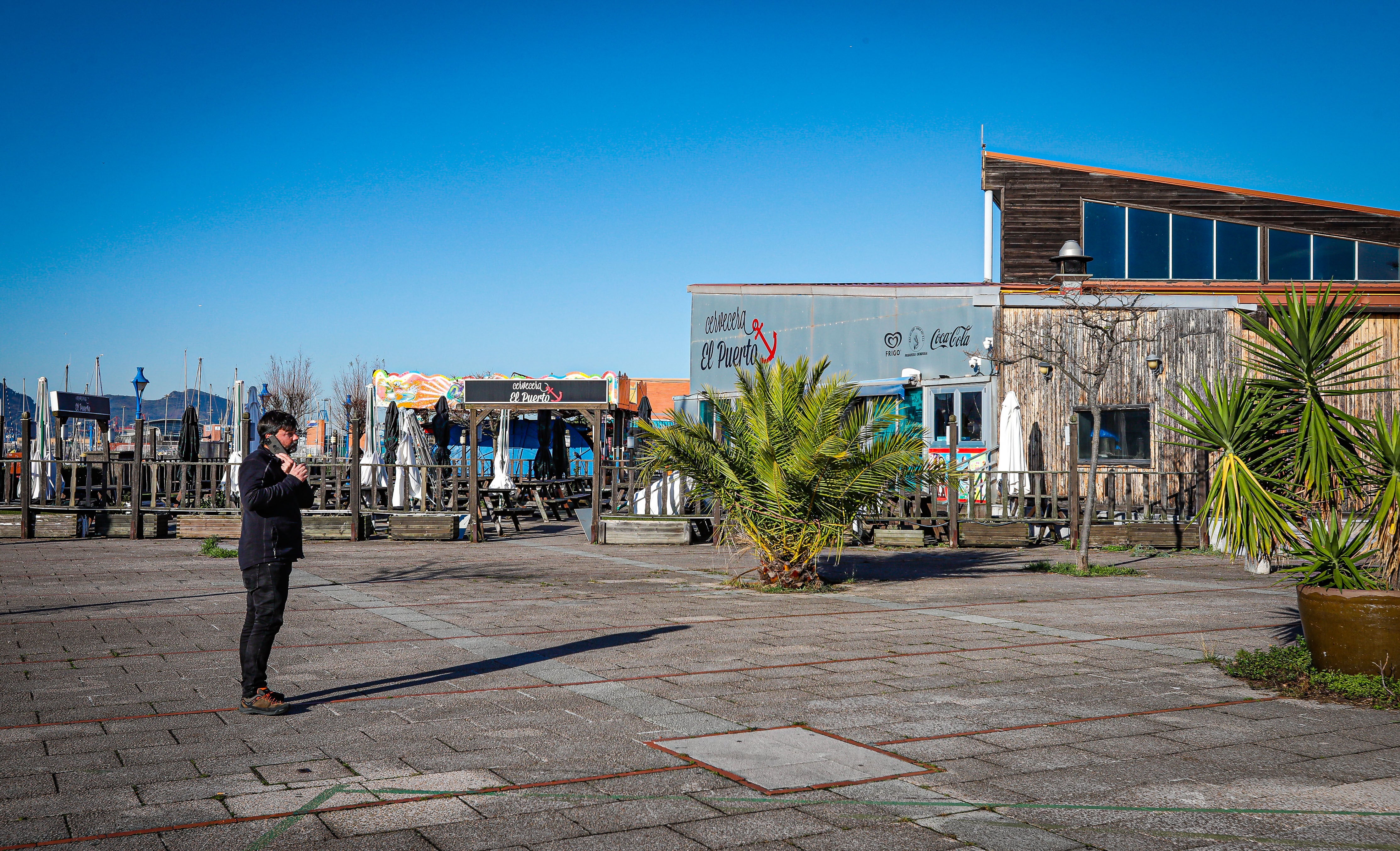 La actividad hostelera y comercial ha decaído en la zona portuaria a la espera de que comiencen las obras.