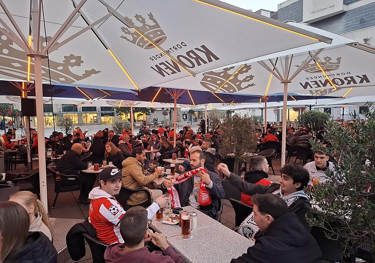 Imagen principal - La afición del Athletic se hace fuerte en Dortmund