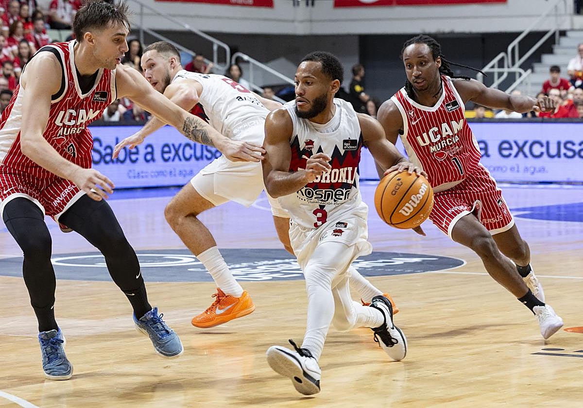 Markquis Nowell controla el balón ante la presión de Michael Forrest, base jamaicano de UCAM Murcia.