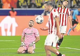 Simón, Gorosabel y Paredes lamentan uno de los goles encajados en Dortmund.