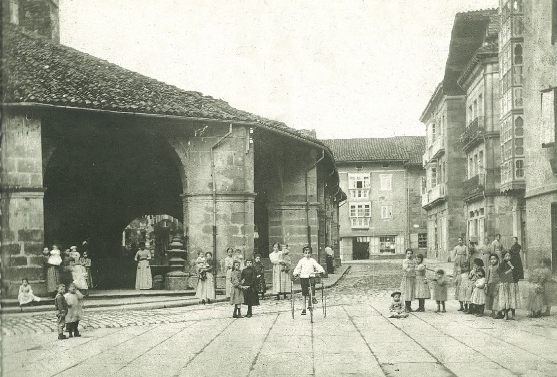 Imagen principal - El pórtico de Santa María, el corazón de Durango
