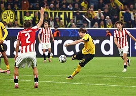 Los rojiblancos, atentos a un remate del Borussia en la segunda mitad.