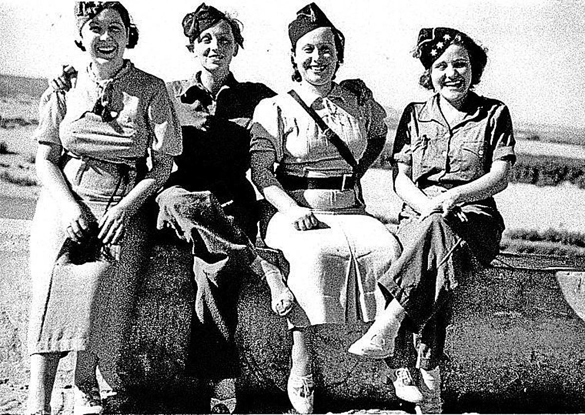 Imagen secundaria 1 - Niños y niñas, camino del exilio republicano, en Perpiñán (arriba). La fotógrafa Gerda Taro y efectos de los bombardeos en Barcelona.segunda por la izquierda, entre milicianas.