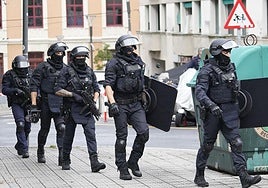 Agentes de la Unidad de Intervención en Solokoetxe hace dos semanas.