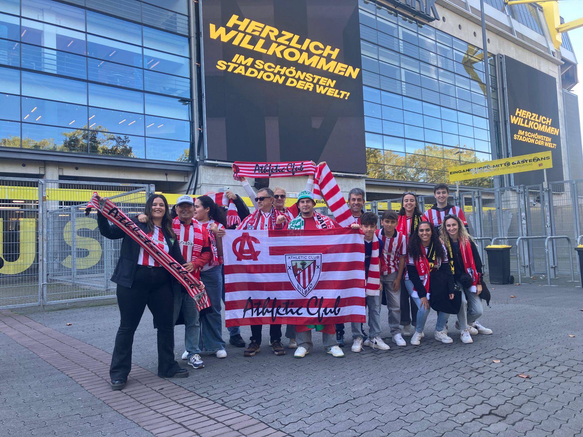 Todas las imágenes del ambiente previo al Borussia Dortmund-Athletic