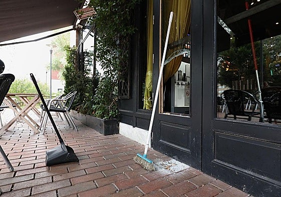 El ladrón fracturó la luna de la puerta principal del establecimiento hostelero, situado en el barrio de Zabalgana.