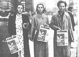 La joven polaca Esther Zilberberg (en el centro) posa en Bilbao con un ejemplar de 'Mujeres', del Comité de Mujeres Antifascistas (1937).