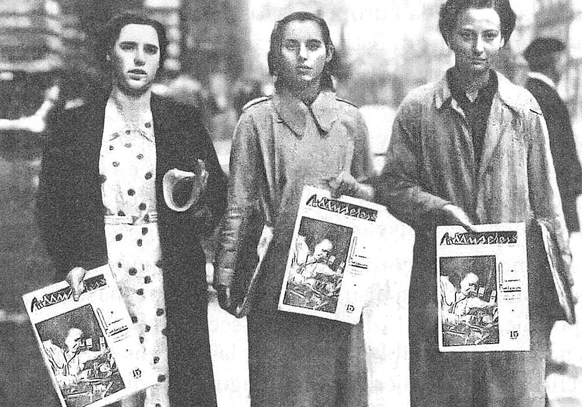 La joven polaca Esther Zilberberg (en el centro) posa en Bilbao con un ejemplar de 'Mujeres', del Comité de Mujeres Antifascistas (1937).