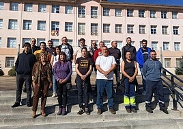 El alcalde, Iñaki Urrutia, y la edil de Desarrollo Económico, Maitana Martínez, posan junto a los seleccionados en el programa de empleo.