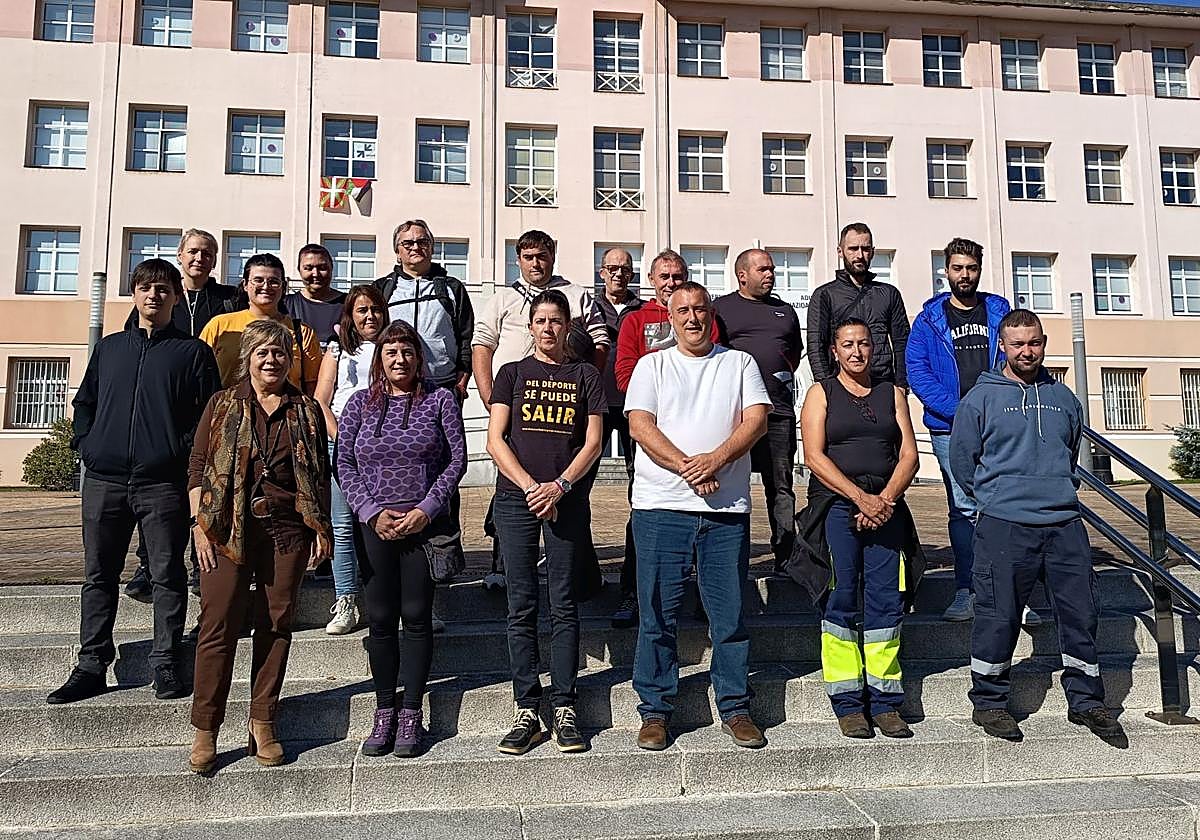 El alcalde, Iñaki Urrutia, y la edil de Desarrollo Económico, Maitana Martínez, posan junto a los seleccionados en el programa de empleo.