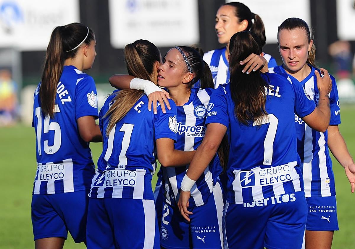 Las albiazules se abrazan para celebrar el gol de Elene Errasti que abrió el marcador.