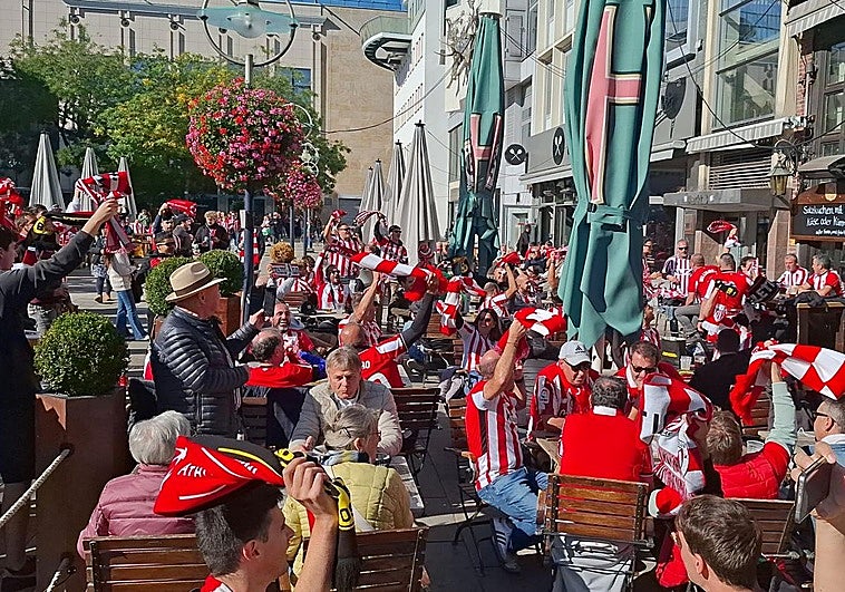 La afición del Athletic sí es de Champions: exhibición de apoyo al equipo en Dortmund