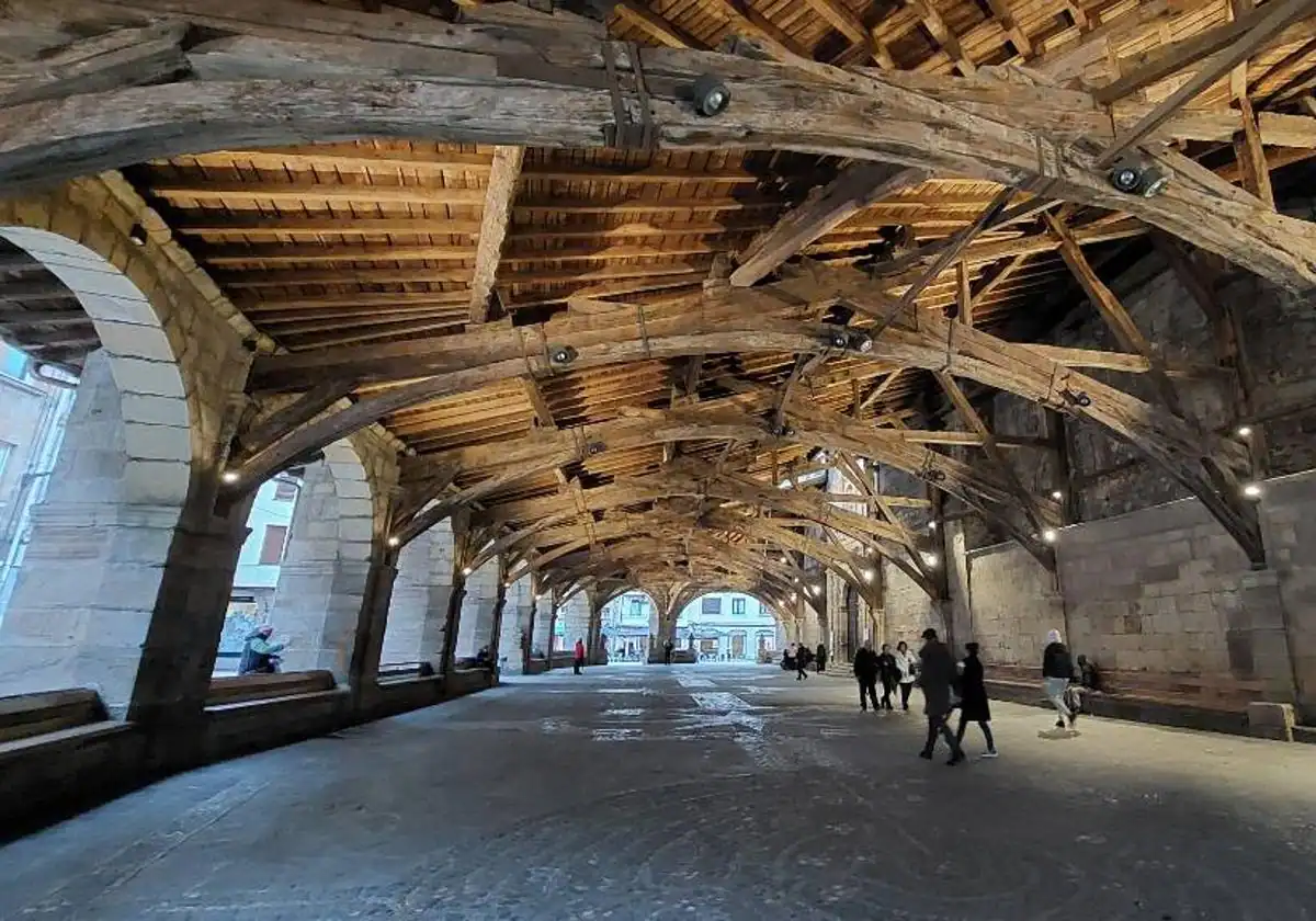 Imagen actual del pórtico de Santa María, ubicado en el centro de la localidad, en pleno casco viejo.