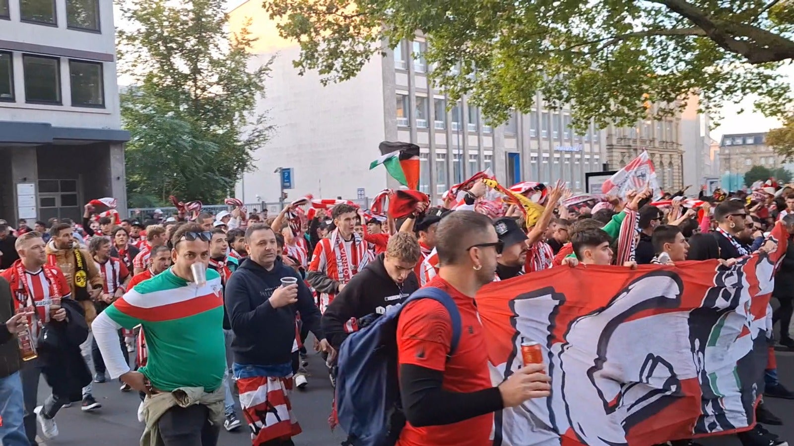 Todas las imágenes del ambiente previo al Borussia Dortmund-Athletic