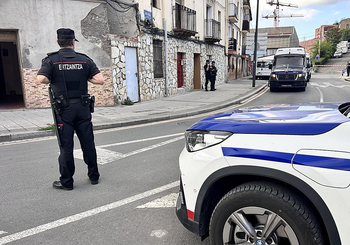 Hallan tres armas de fuego escondidas cerca de donde pelearon dos clanes en Erandio