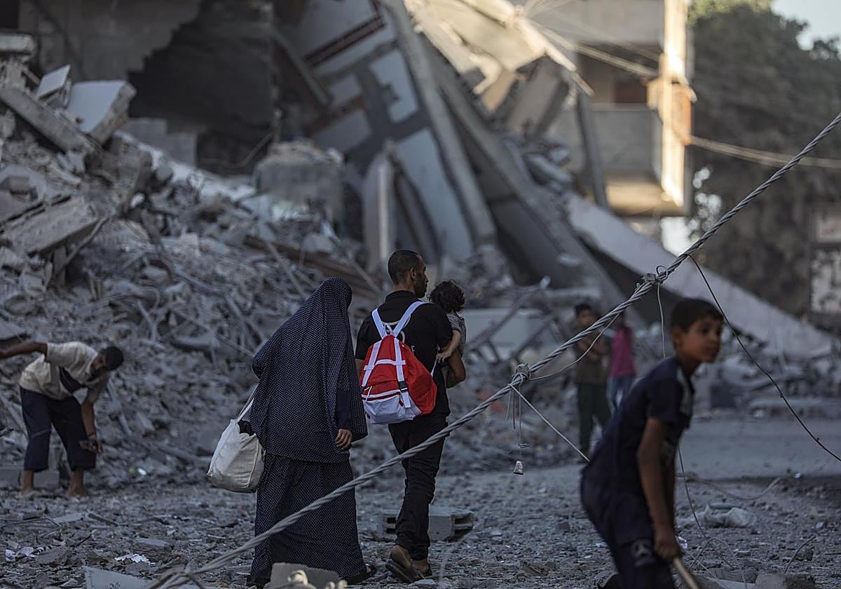 Palestinos inspeccionan casas destruidas tras un ataque aéreo israelí durante una operación militar israelí en la ciudad de Gaza.