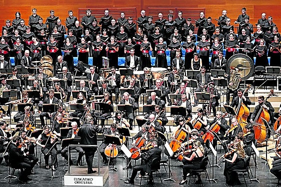 La Euskadiko Orkestra y el Coro Landarbaso, en el primer concierto de la temporada.