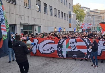 Gritos en la kalejira contra Ayuso y la prohibición de entrar al campo con banderas de Palestina