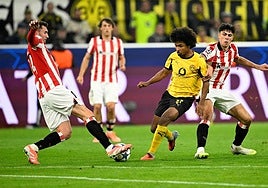 Laporte trata de robar un balón a Adeyemi.