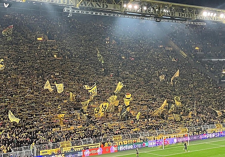 Así rugió ante el Athletic el muro amarillo, la grada de animación más potente de Europa