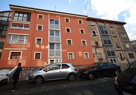 Imagen de archivo de un edificio de viviendas cuya fachada ha sido rehabilitada junto a otro todavía pendiente de reformar, en el Grupo Zazpilanda.