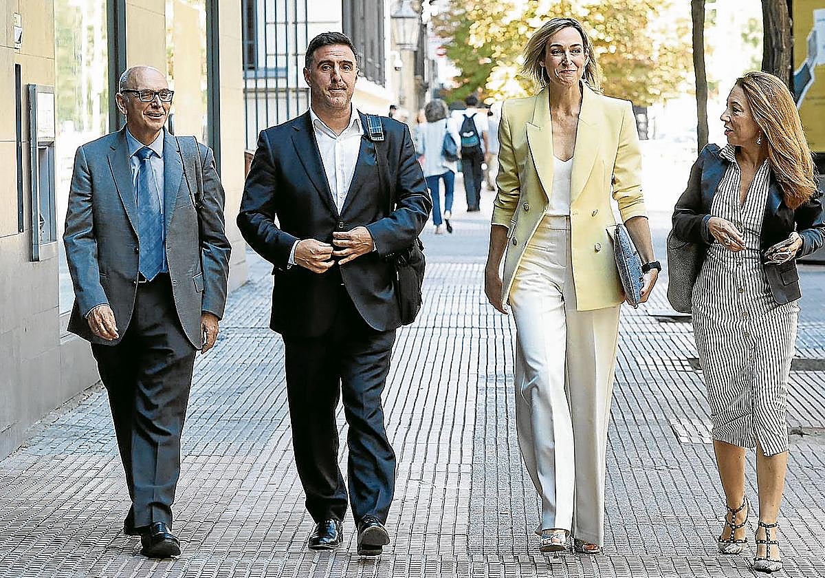 La consejera de Autogobierno, Maria Ubarretxena, y su equipo negociador, este miércoles antes de la reunión con el Gobierno central en Madrid.