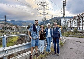 Gorka Cámara, Maite Rodríguez, Olga Díaz y Carlos Garrido cerca de donde irá la planta, junto a las vías.