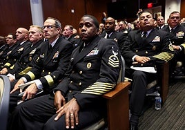 Miembros del ejército asisten a una reunión convocada por el Secretario de Defensa de los Estados Unidos, Pete Hegseth, en la Base del Cuerpo de Marines de Quantico, en Quantico, Virginia.