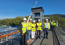 De izquierda a derecha: Daniel Mulone, director de obra de ETS, Aitor Sorriketa, alcalde de Bedia, Susana García, consejera del departamento de Movilidad Sostenible, Miguel Ángel Páez, viceconsejero de Infraestructuras, y Rafa Marcano, director de construcción de ETS.